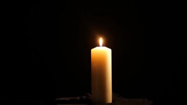 Siyah arkaplanda mum yakılıyor 