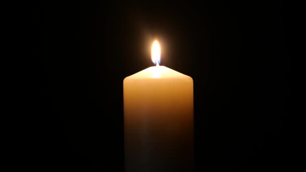 在黑色背景上点燃教堂的蜡烛 — 图库视频影像