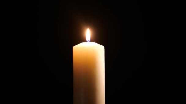 在黑色背景上点燃教堂的蜡烛 — 图库视频影像