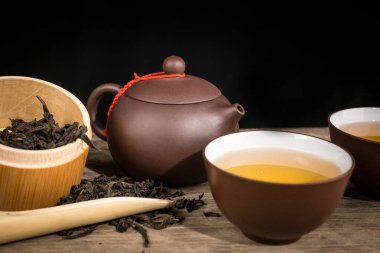 Çay seremonisi seramiklerden yapılmış Çin çaydanlığı