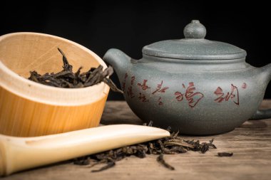 Çay seremonisi seramiklerden yapılmış Çin çaydanlığı