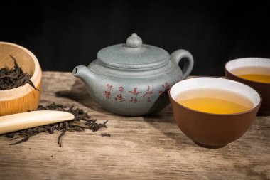 Çay seremonisi seramiklerden yapılmış Çin çaydanlığı