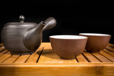 Geleneksel Japon seramiklerinde yeşil çay hazırlama