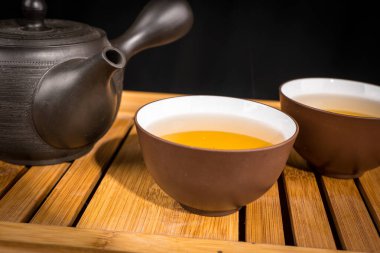 Geleneksel Japon seramiklerinde yeşil çay hazırlama