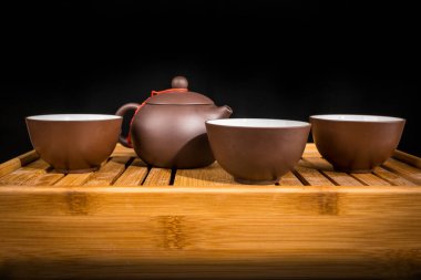 Çay seremonisi seramiklerden yapılmış Çin çaydanlığı