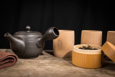 Geleneksel Japon seramiklerinde yeşil çay hazırlama