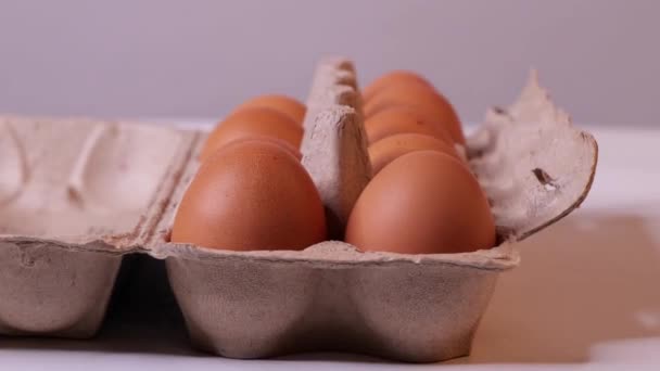 Natuurlijke Eieren Een Nest Een Houten Tafel — Stockvideo