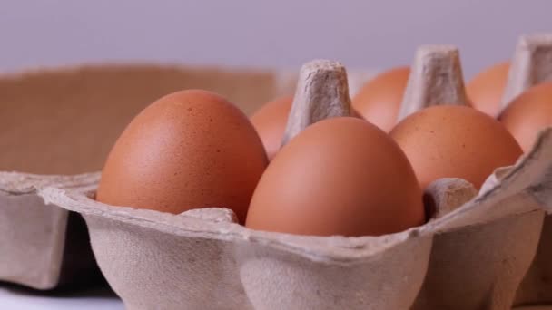 Tahta Bir Masadaki Doğal Yumurtalar — Stok video