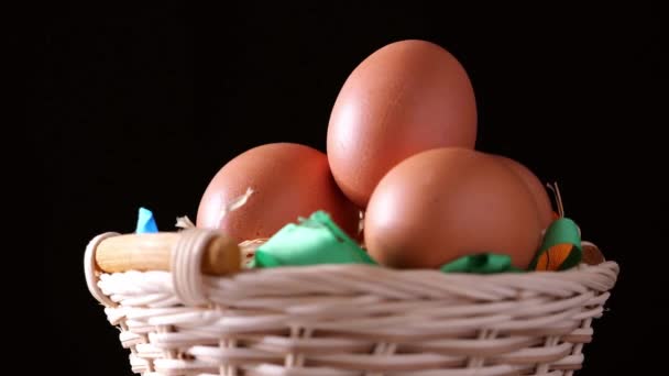 Natuurlijke Eieren Een Nest Een Houten Tafel — Stockvideo