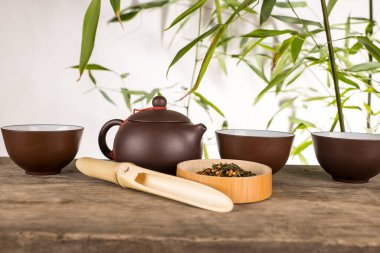 Çay seremonisi seramiklerden yapılmış Çin çaydanlığı