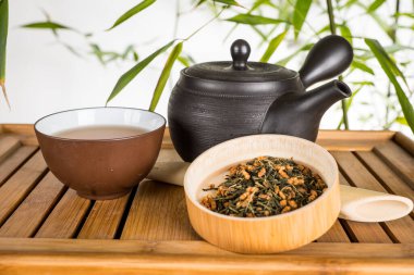 Geleneksel Japon seramiklerinde yeşil çay hazırlama