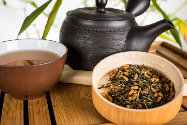 Geleneksel Japon seramiklerinde yeşil çay hazırlama