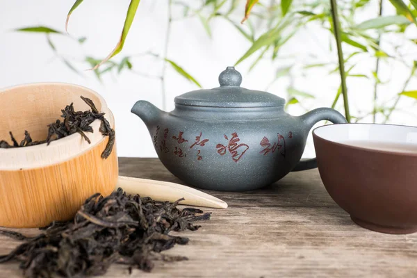 Çay seremonisi seramiklerden yapılmış Çin çaydanlığı