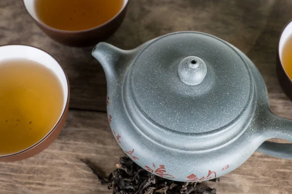 Çay seremonisi seramiklerden yapılmış Çin çaydanlığı