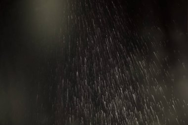 Siyah arkaplanda su damlaları 