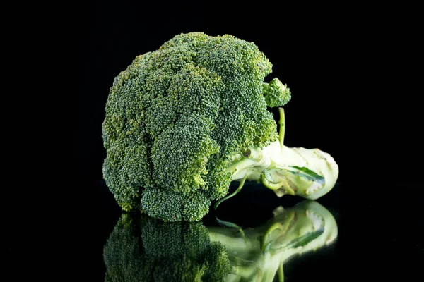 Brokuły Czarnym Tle Kostkami Lodu Kruszonym Lodem — Zdjęcie stockowe