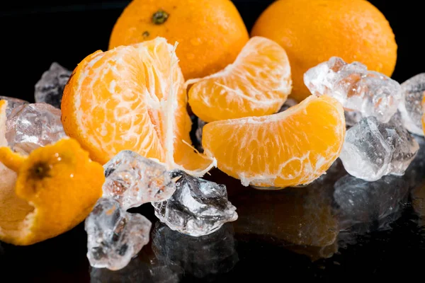 Tangeriner Svart Bakgrund Krossad Isbitar — Stockfoto