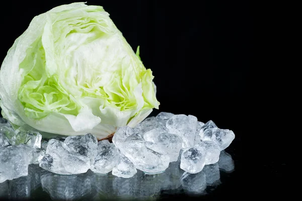 Ensalada Sobre Fondo Negro Con Cubitos Hielo Hielo Picado —  Fotos de Stock