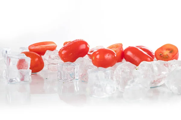Tomates Fundo Branco Com Cubos Gelo Gelo Picado — Fotografia de Stock