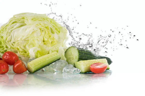 氷のキューブと砕いた氷と白い背景に野菜の水のスプラッシュ — ストック写真