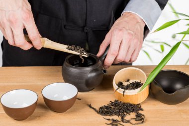 Geleneksel Japon seramiklerinde yeşil çay hazırlama