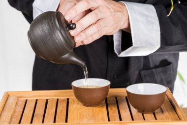 Geleneksel Japon seramiklerinde yeşil çay hazırlama