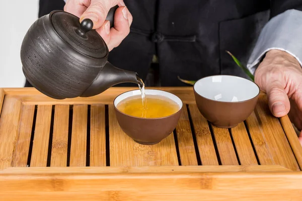 Geleneksel Japon seramiklerinde yeşil çay hazırlama