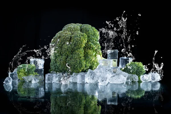 Brokuły Woda Splash Czarnym Tle Kostek Lodu Kruszony Lód — Zdjęcie stockowe