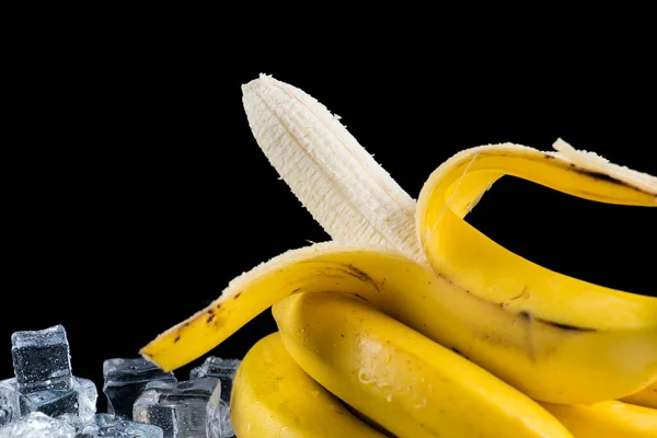 Banana Sobre Fundo Preto Cubos Gelo Gelo Picado — Fotografia de Stock