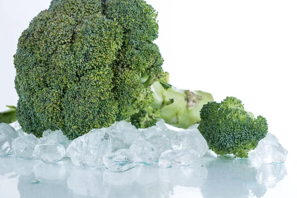 Brócoli Sobre Fondo Blanco Con Cubitos Hielo Hielo Picado —  Fotos de Stock