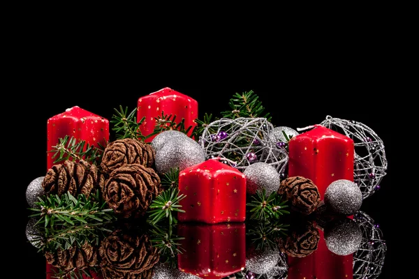 Bougies de Noël sur fond noir — Photo