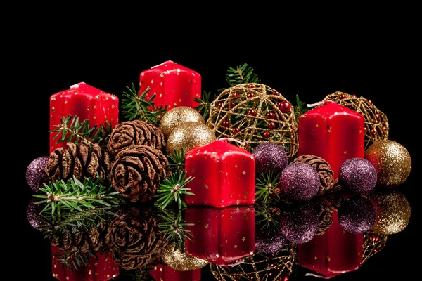 Weihnachtskerzen auf schwarzem Hintergrund — Stockfoto