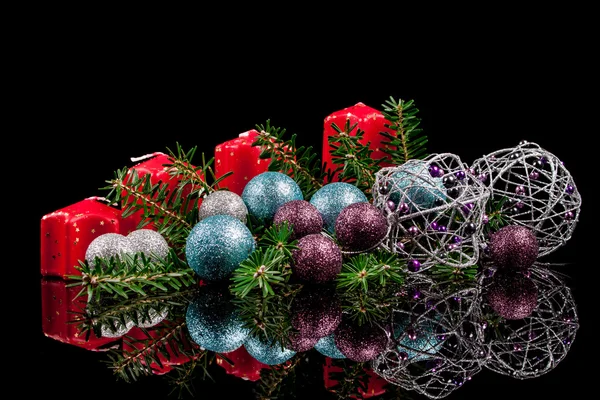 Joulukynttilät mustalla taustalla — kuvapankkivalokuva