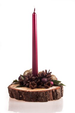 Beyaz bir arka plan üzerinde Noel arifesinde Noel şamdan