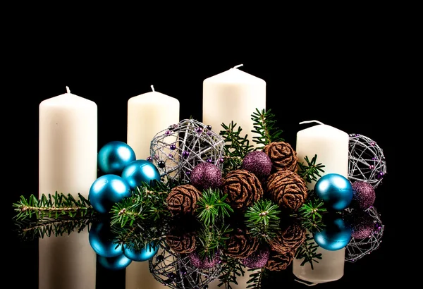 Рождественские свечи на черном фоне — стоковое фото