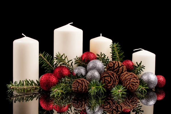Velas de Natal em um fundo preto — Fotografia de Stock