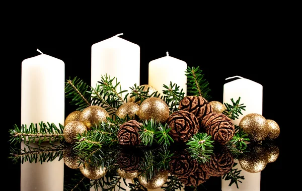 Velas de Navidad sobre un fondo negro — Foto de Stock