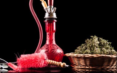 siyah bir arka plan üzerinde kırmızı nargile