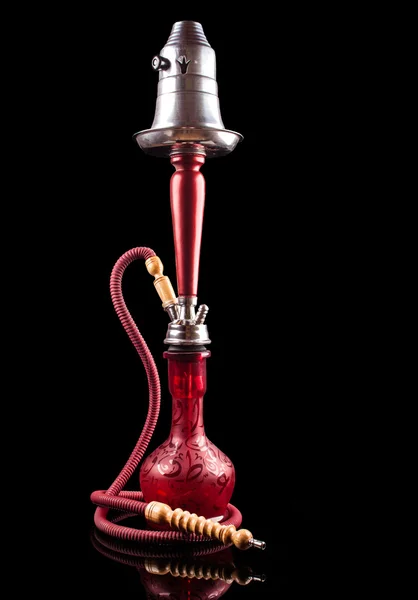 Hookah vermelho em um fundo preto — Fotografia de Stock