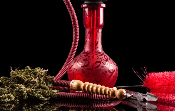 siyah bir arka plan üzerinde kırmızı nargile