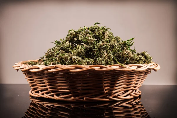 Marijuana på svart bakgrund — Stockfoto