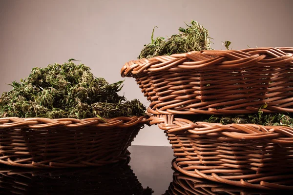 Marijuana em um fundo preto — Fotografia de Stock