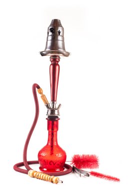 beyaz zemin üzerine kırmızı nargile