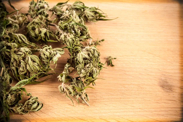 Großes Cannabis-Pflanzen-Detail auf Holztisch — Stockfoto