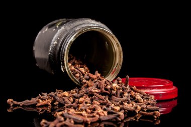 Siyah bir arka plan üzerine baharat