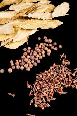 Siyah bir arka plan üzerine baharat