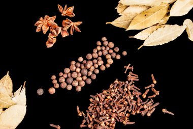 Siyah bir arka plan üzerine baharat