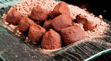 Çikolata siyah bir zemin üzerine