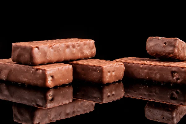 Шоколад на черном фоне — стоковое фото