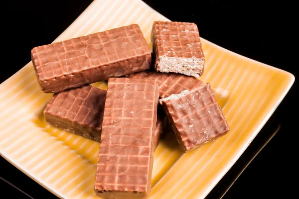 Schokolade auf schwarzem Hintergrund — Stockfoto